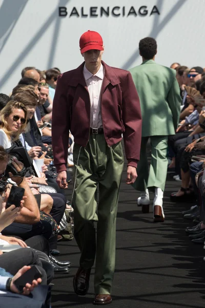 Look 16